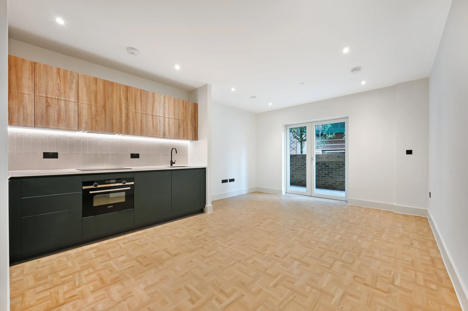 Flat Grayshott Road in Greater London