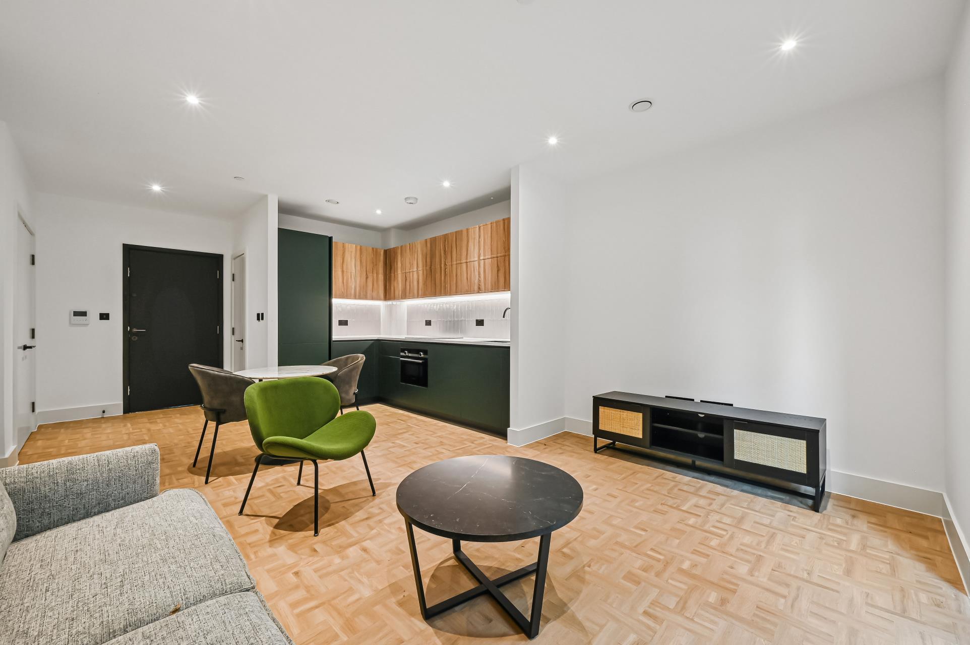 Flat Monarch Square in Greater London