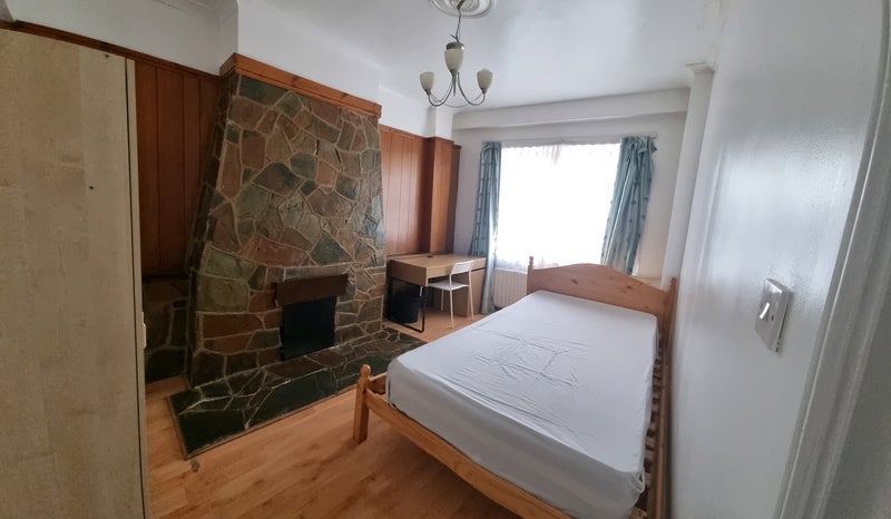 Room Mark Road in Greater London