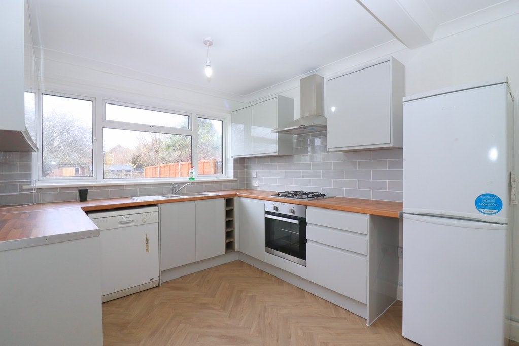 Flat Dennan Road in Greater London