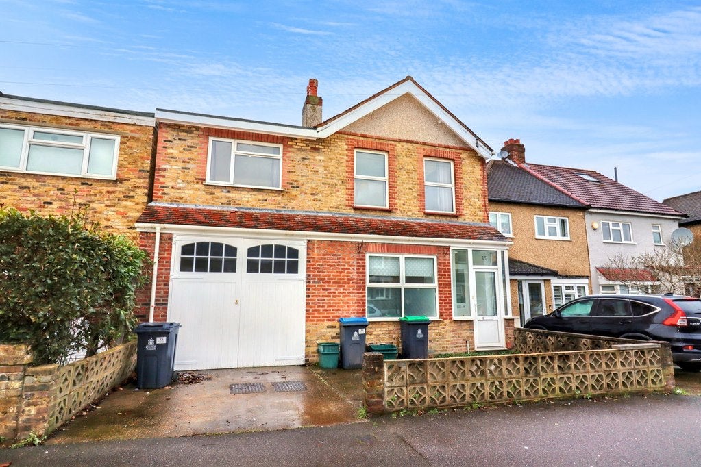 Flat Dennan Road in Greater London