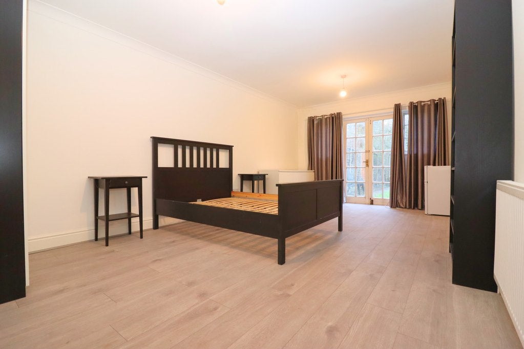Flat Dennan Road in Greater London