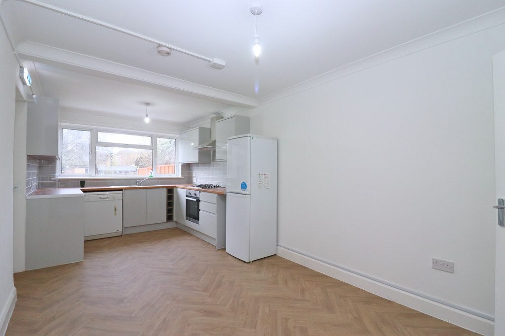 Flat Dennan Road in Greater London