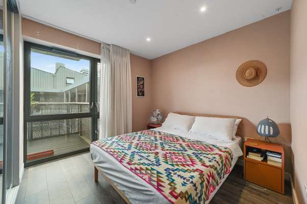 Flat Wallis Road in Greater London