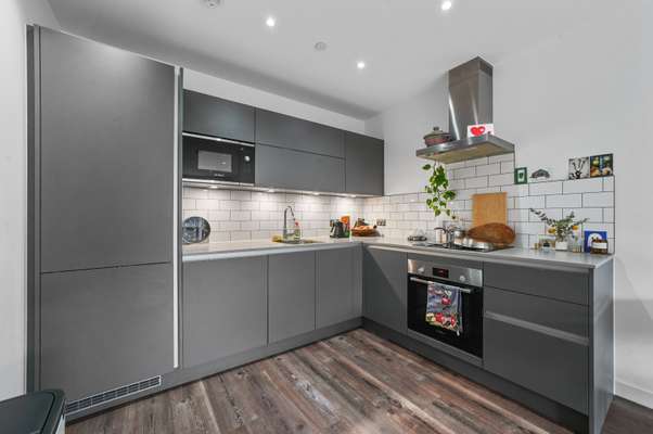 Flat Wallis Road in Greater London