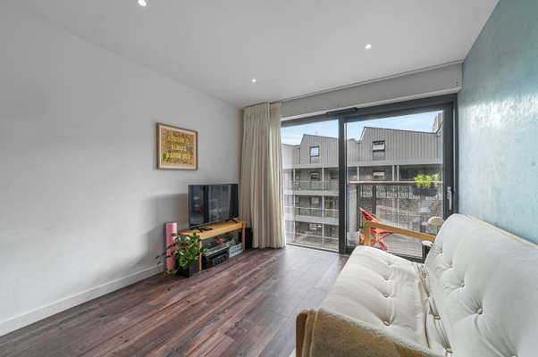 Flat Wallis Road in Greater London