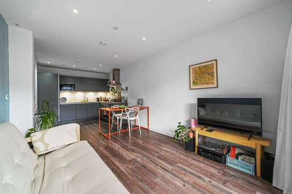 Flat Wallis Road in Greater London