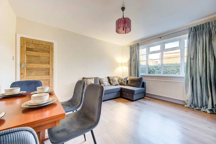 Flat Pitshanger Lane in Greater London