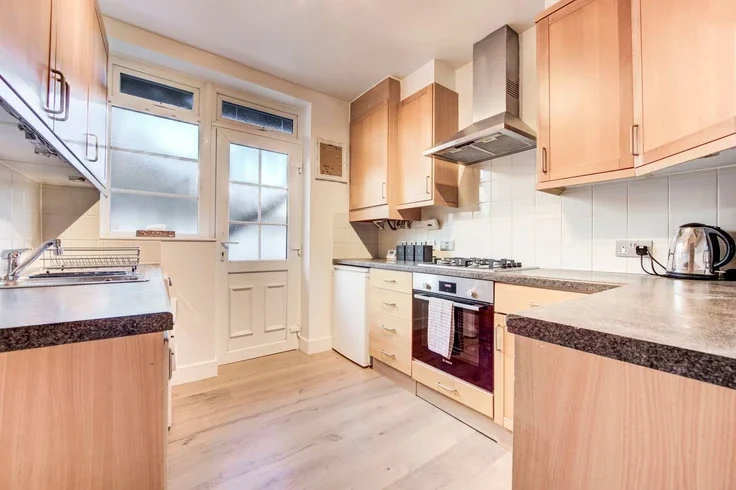 Flat Pitshanger Lane in Greater London