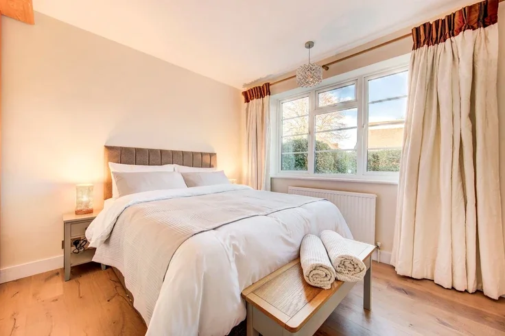 Flat Pitshanger Lane in Greater London