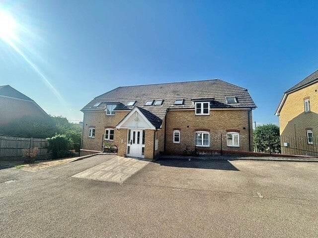Flat Czarina Rise in Basildon