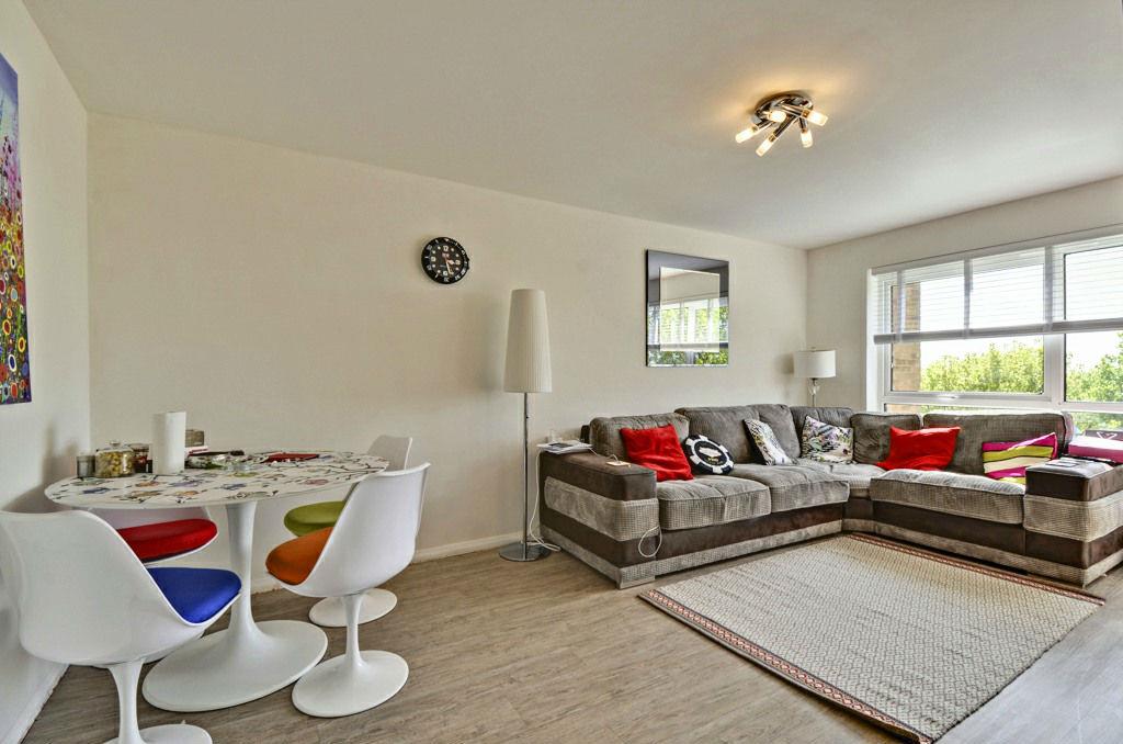 Flat Sunningfields Road in Greater London