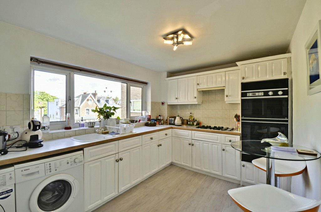 Flat Sunningfields Road in Greater London
