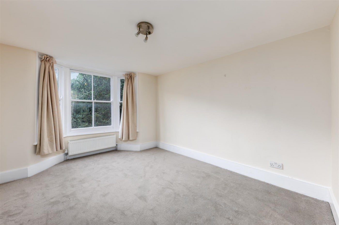 Flat Hinckley Road in Greater London