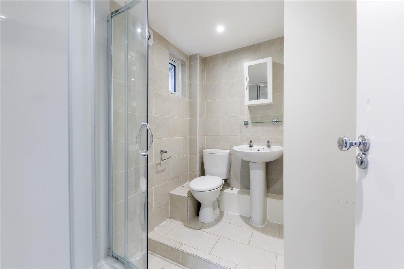 Flat Hinckley Road in Greater London