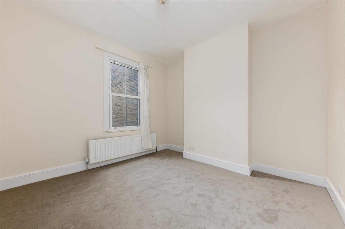 Flat Hinckley Road in Greater London