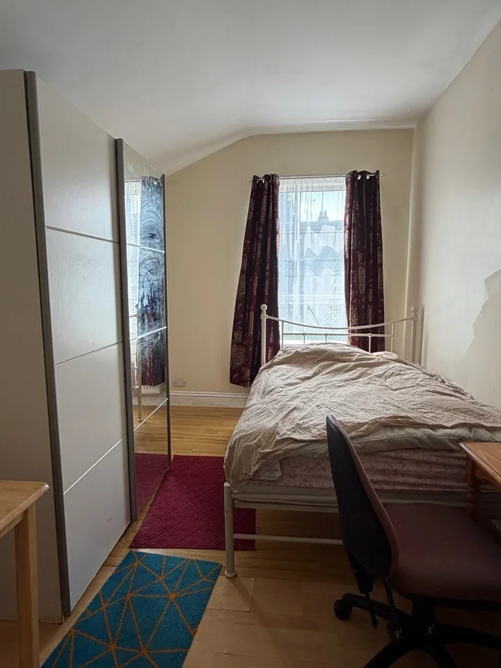 Room Mitcham Road in Greater London