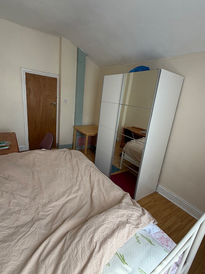 Room Mitcham Road in Greater London