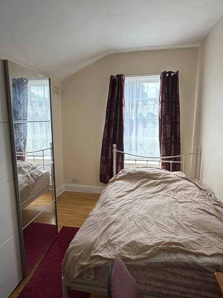 Room Mitcham Road in Greater London
