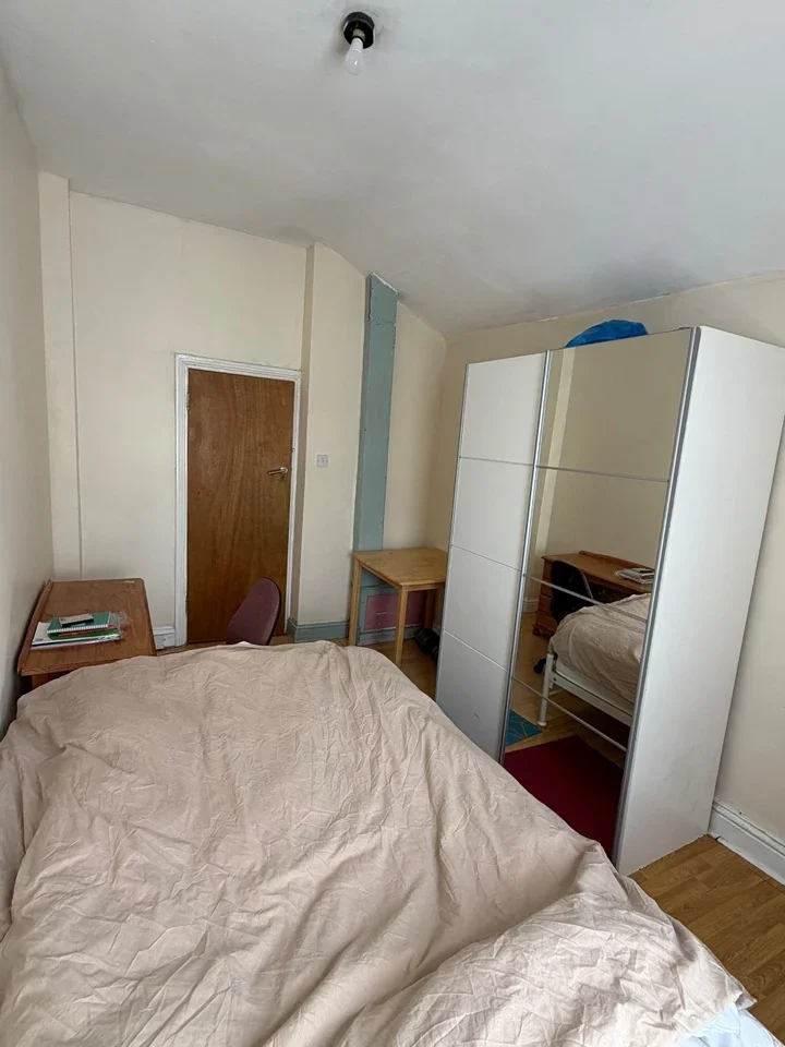 Room Mitcham Road in Greater London