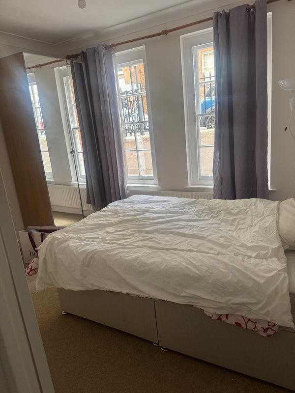 Flat Beaumont Crescent in Greater London