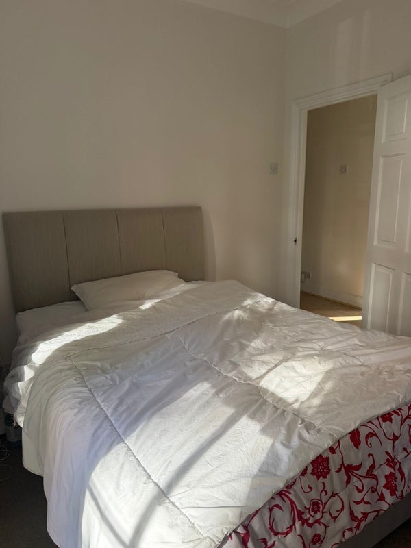 Flat Beaumont Crescent in Greater London