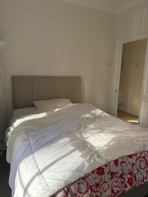 Flat Beaumont Crescent in Greater London