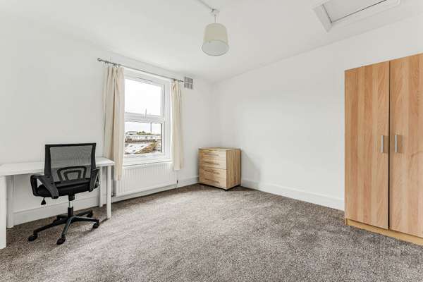 Flat Burdett Road in Greater London