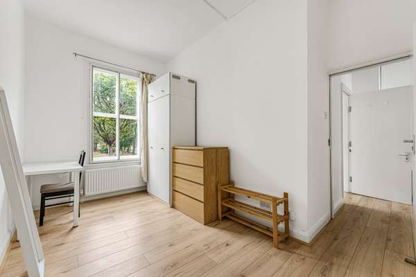 Flat Burdett Road in Greater London
