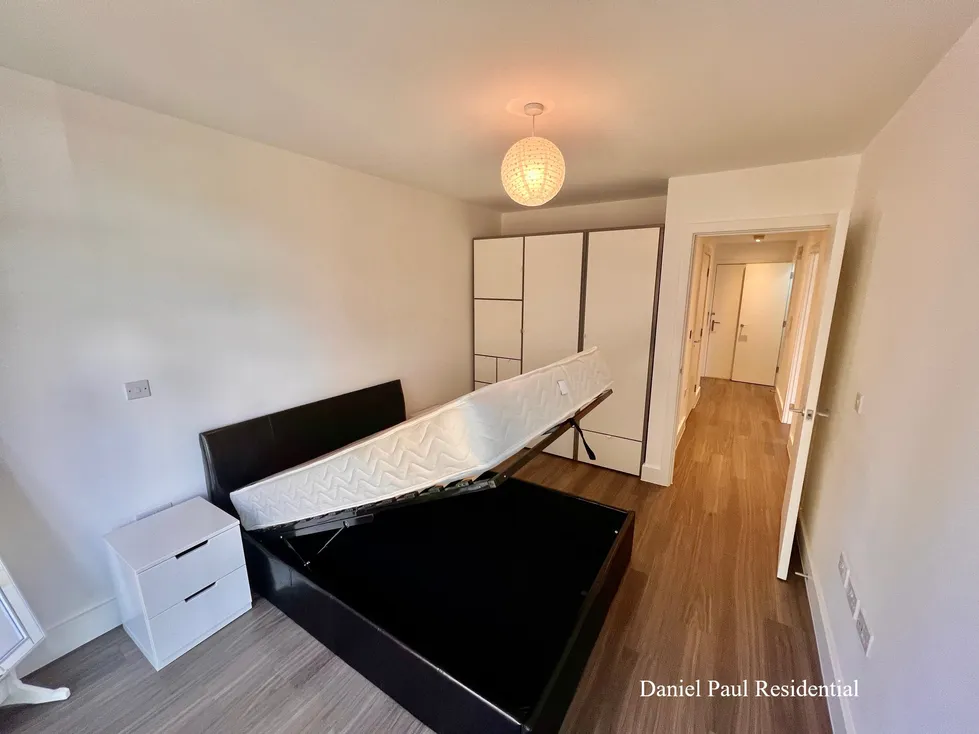 Flat Northfield Avenue in Greater London
