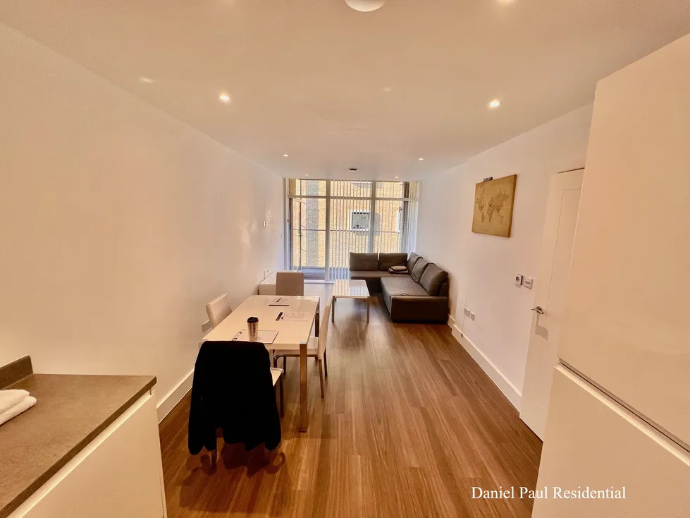 Flat Northfield Avenue in Greater London