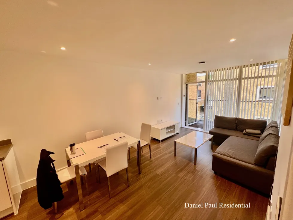 Flat Northfield Avenue in Greater London