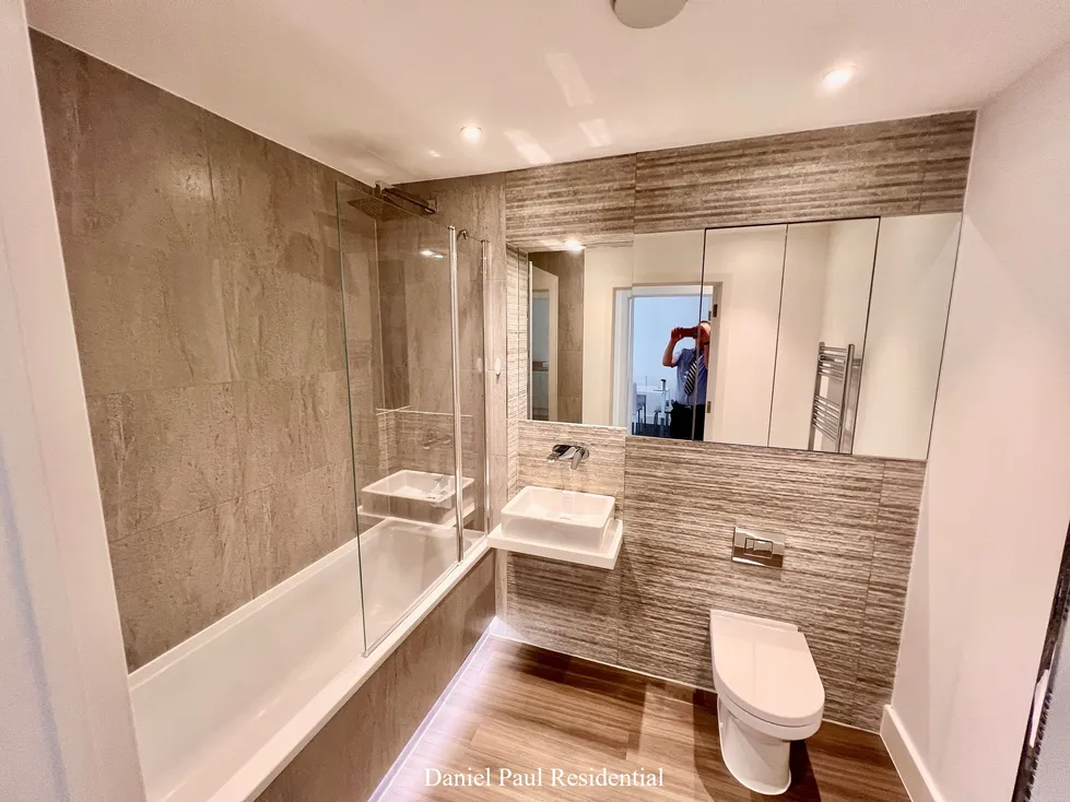 Flat Northfield Avenue in Greater London
