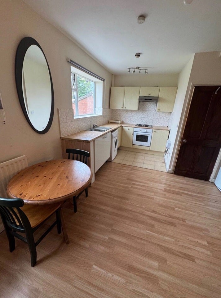 Flat St Saviour's Crescent in Luton