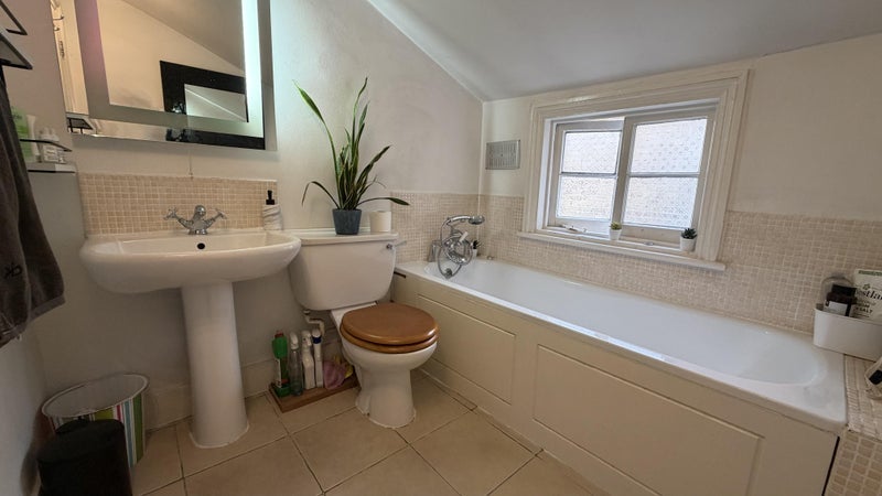 Room Fontarabia Road in Greater London