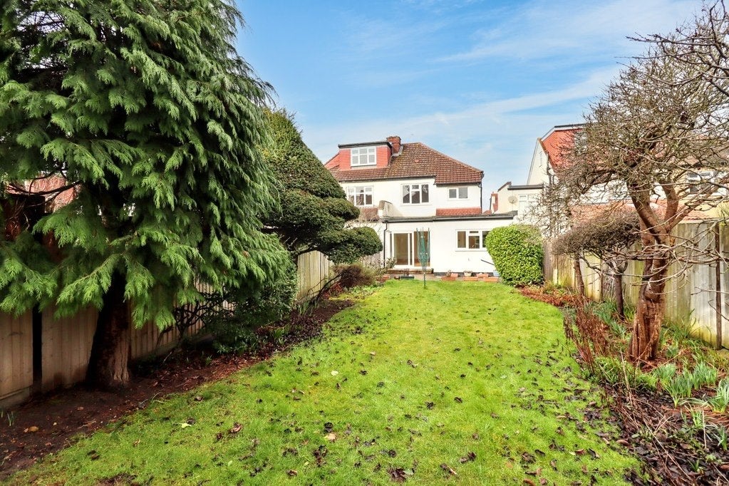 House Norton Avenue in Greater London