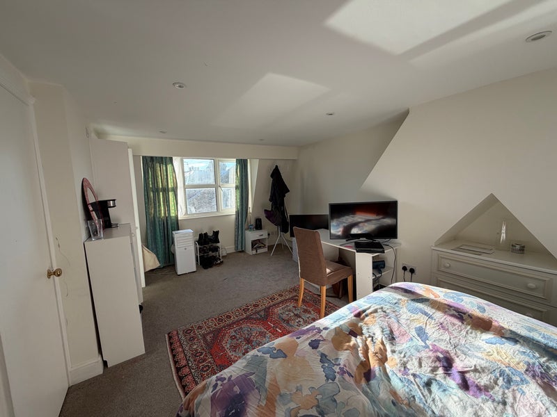 Room Bowfell Road in Greater London