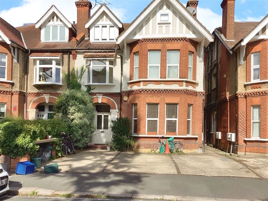 Flat Vicarage Road in Greater London