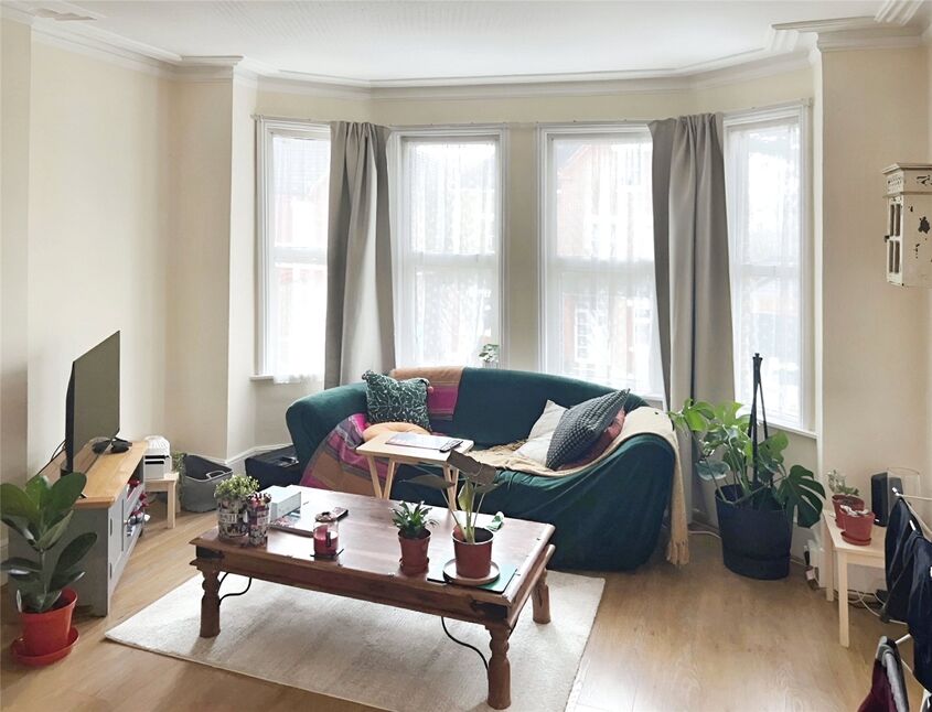 Flat Vicarage Road in Greater London