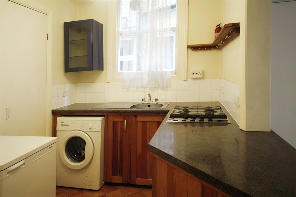 Flat Vicarage Road in Greater London