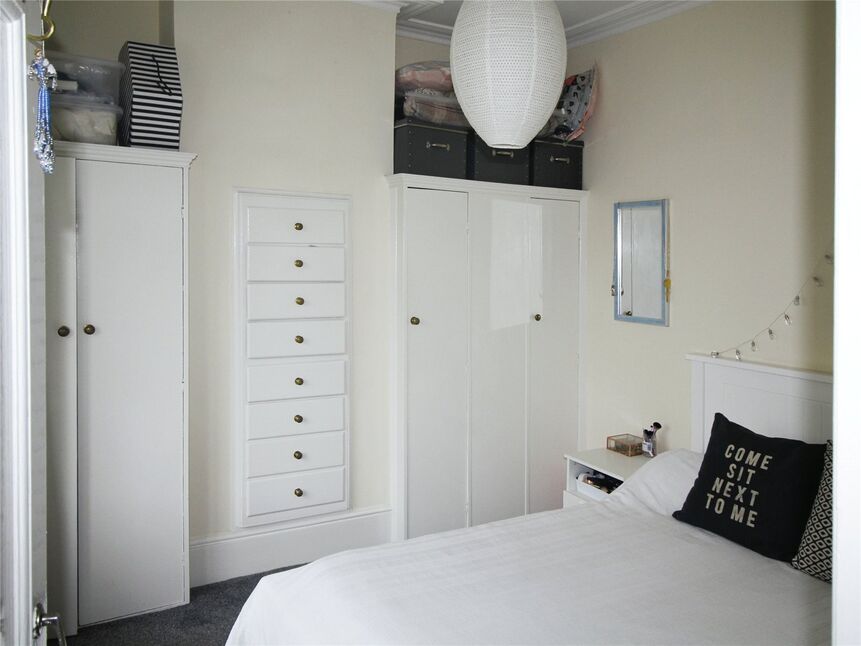 Flat Vicarage Road in Greater London