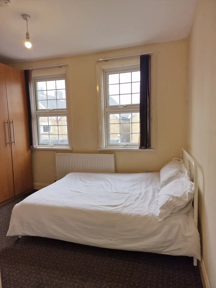 Flat Elmhurst Road in Slough