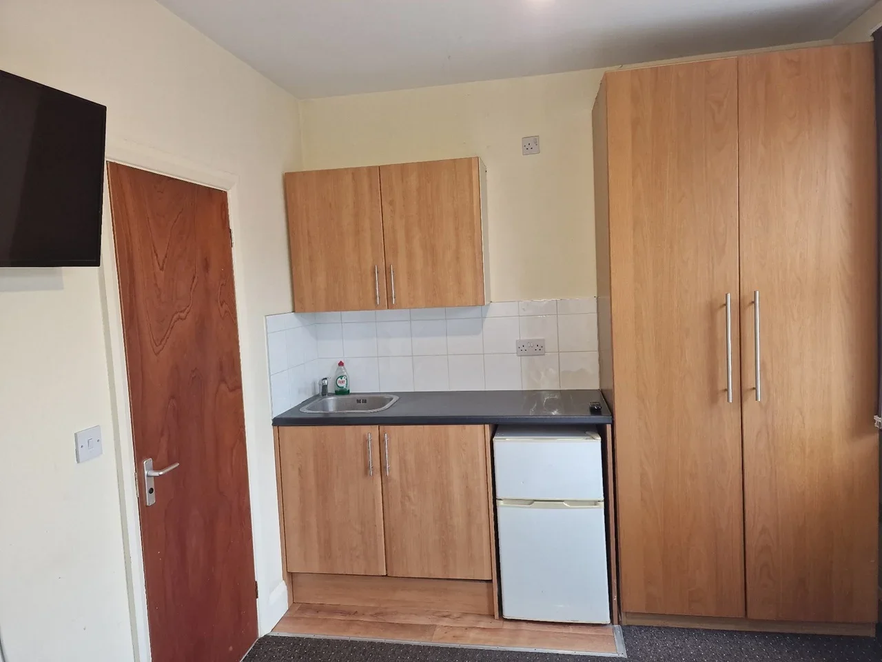 Flat Elmhurst Road in Slough