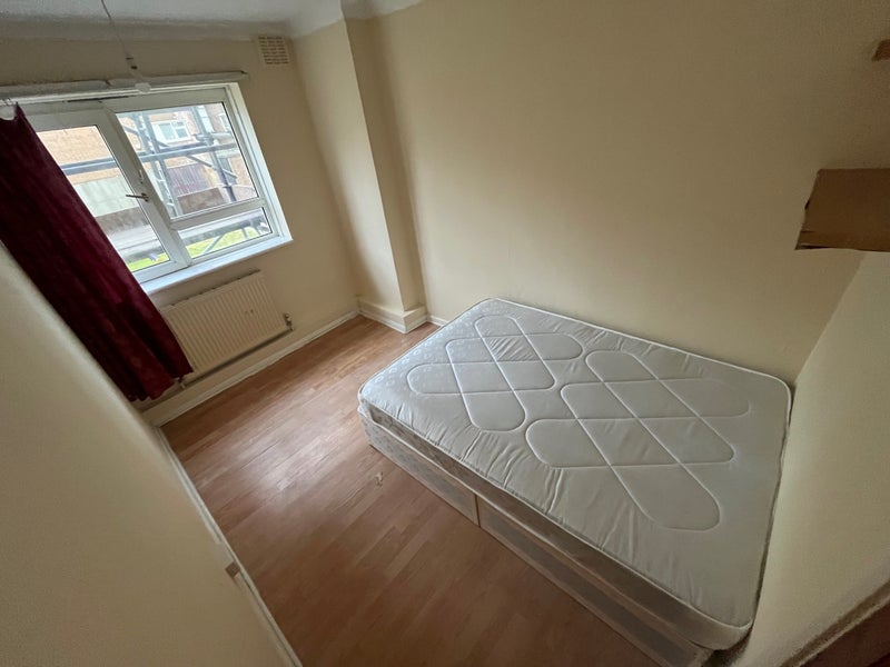 Room Studley Road in Greater London
