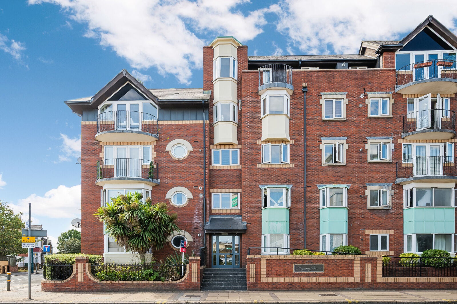 Flat Hartfield Road in Greater London