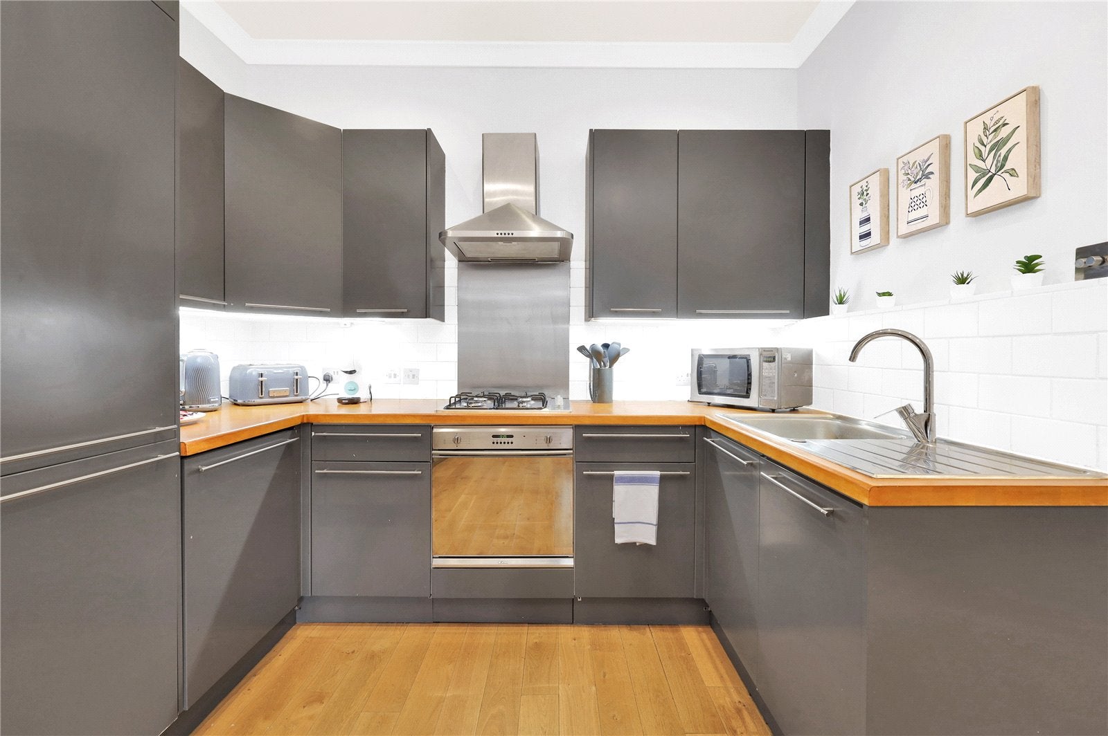 Flat Southwell Gardens in Greater London