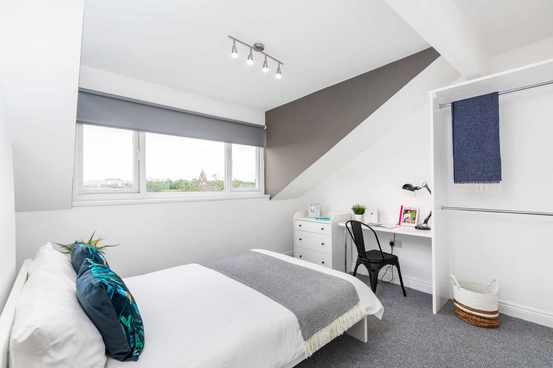Room Back Hartley Grove in Leeds