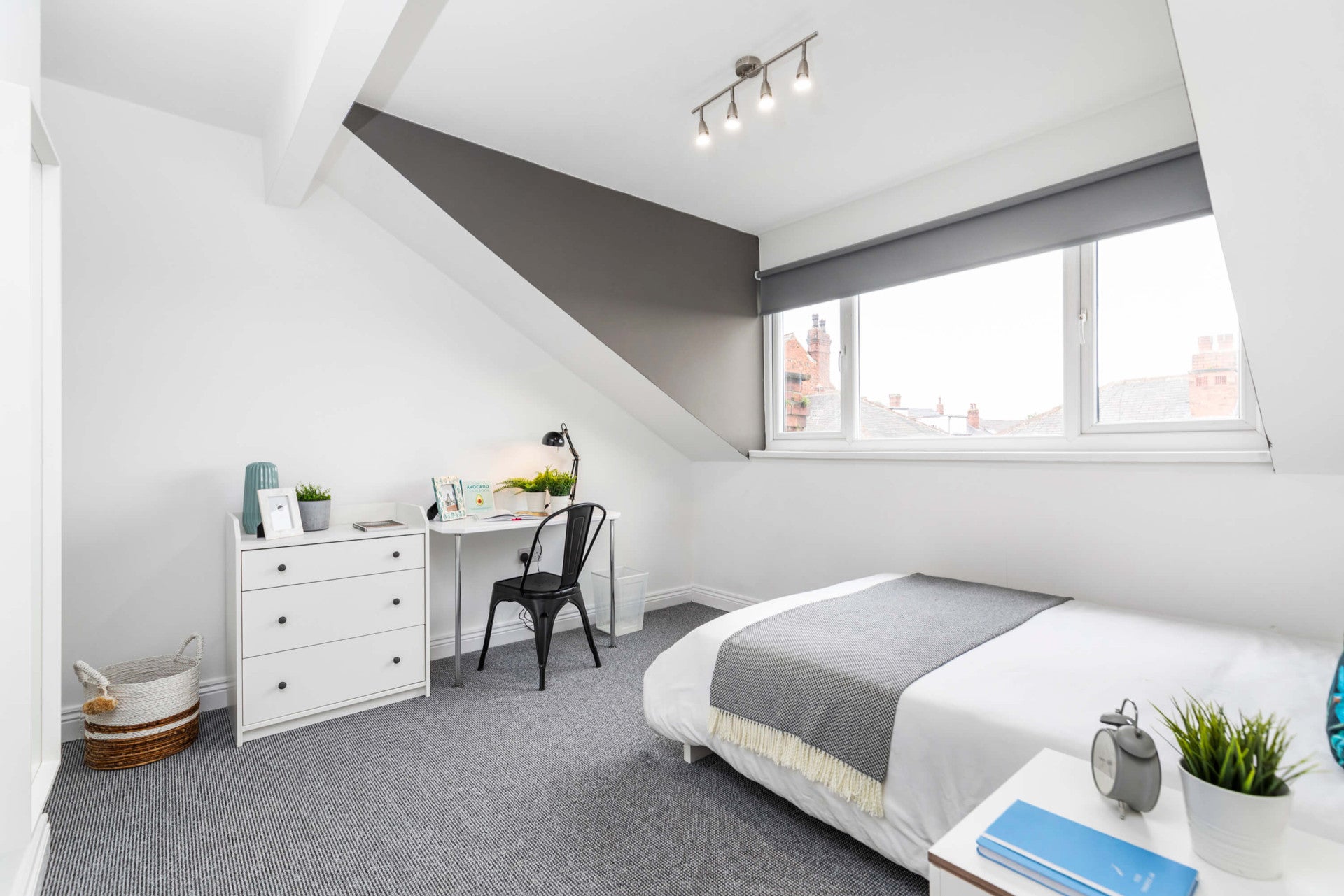 Room Back Hartley Grove in Leeds
