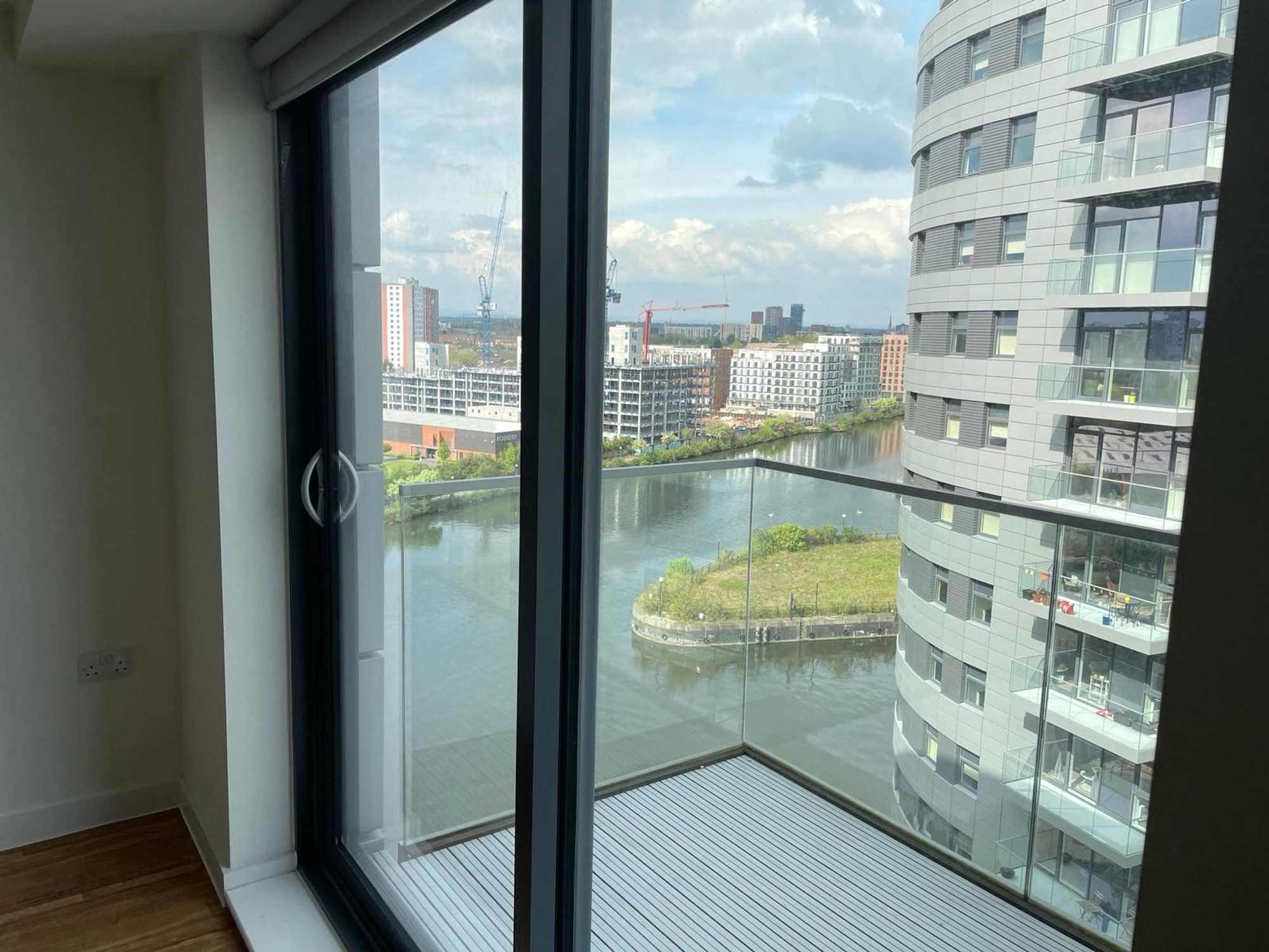 Flat Pomona Strand in Trafford