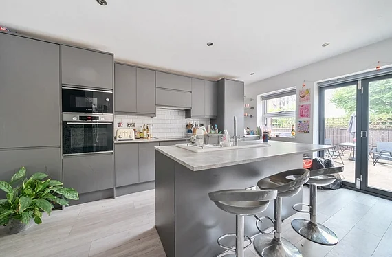 Flat Vant Road in Greater London
